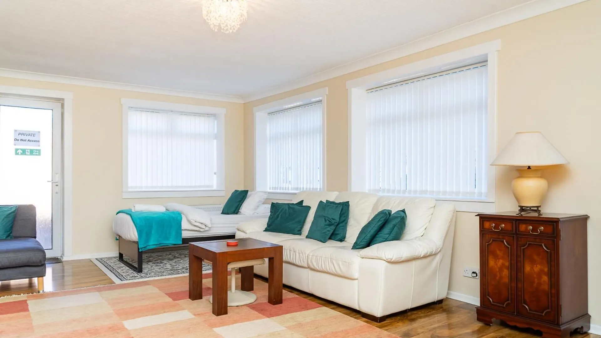 Hotel-Style Apartment With Free Parking, Sleeps 4 爱丁堡 0*,